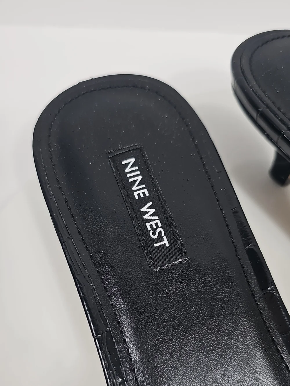 NIB Nine West Cassa Black Croc Embossed Kitten Heel Thong Sandals 12 Modern Work